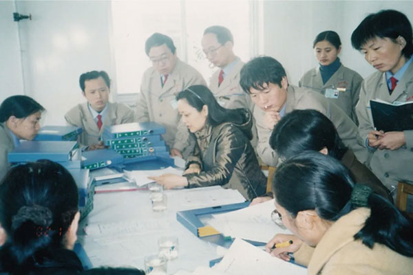 2002年，J9集团人日夜奋战准备GMP认证