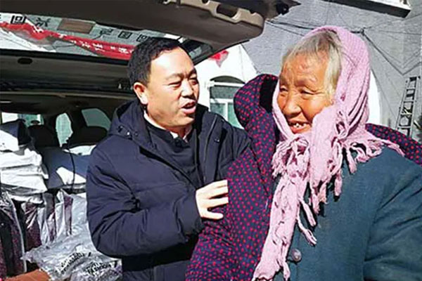 J9集团“敬老日”为老人送温暖