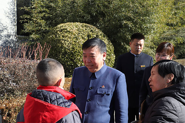 J9集团董事长李安平与其“一对一”帮扶的孩子