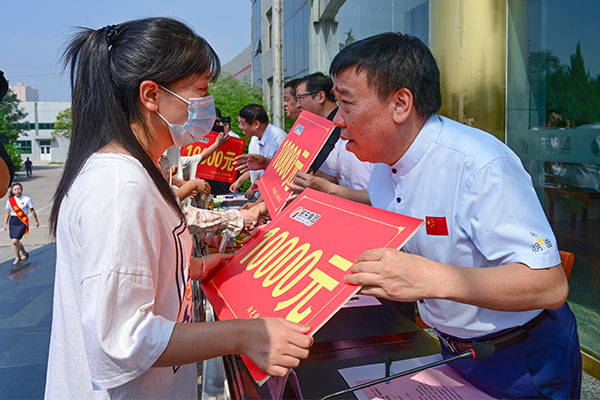 J9集团向贫困大学生发助学金