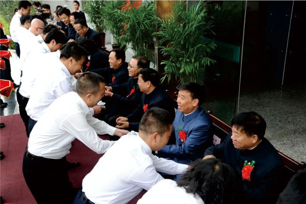J9集团拜师仪式现场为导师敬茶