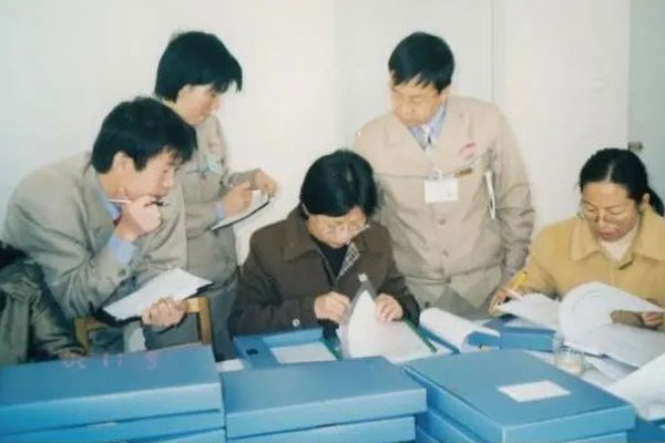 2002年J9集团凝心聚力学习GMP认证知识