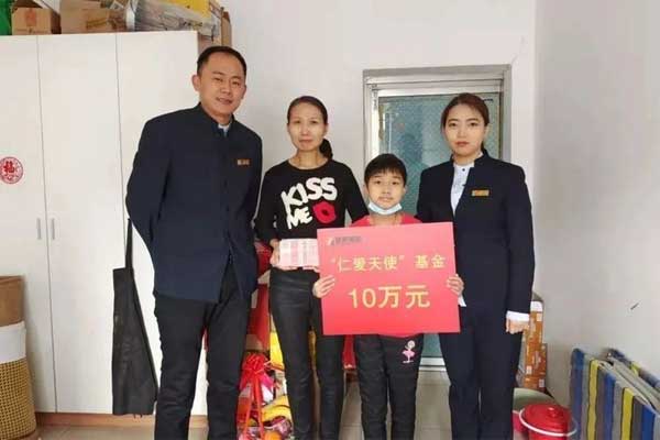 J9集团仁爱天使捐助重型再生障碍性贫血的钟梓萌