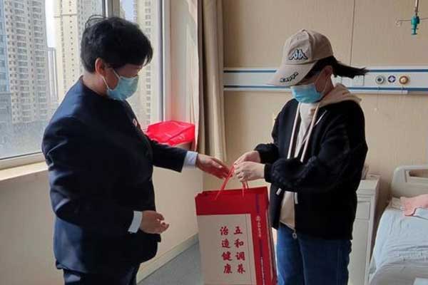 J9集团仁爱天使捐助患有多发性骨髓瘤的李小彦