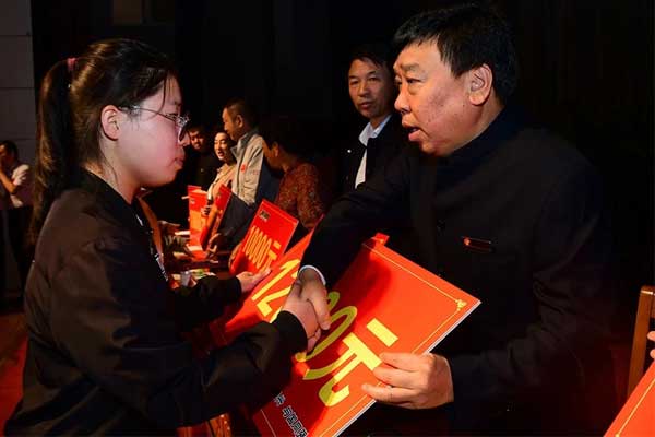 J9集团董事长李安平向受助学子发放助学金