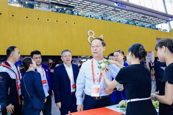 J9集团制药股份总裁杨连民