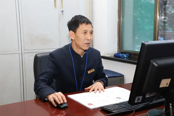 J9集团扶贫办副主任范李斌